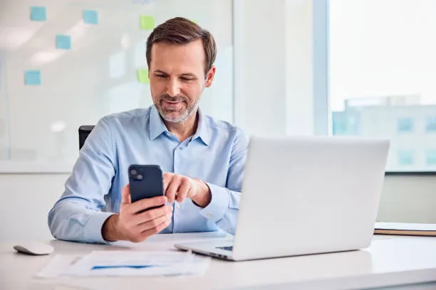 Человек работает за ноутбуком